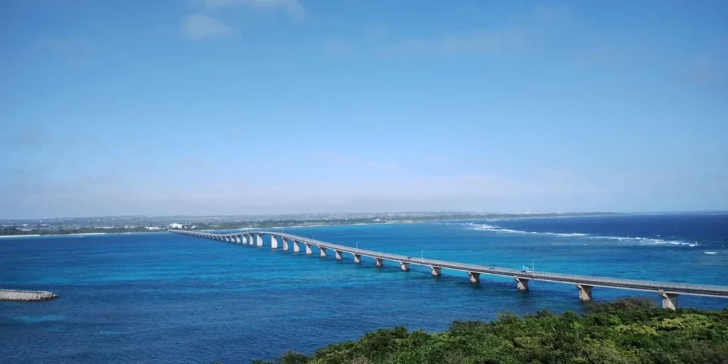 宮古島と来間島を結ぶ来間大橋と青い海