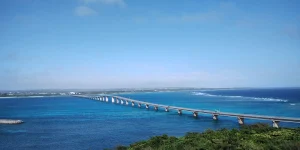 宮古島と来間島を結ぶ来間大橋と青い海