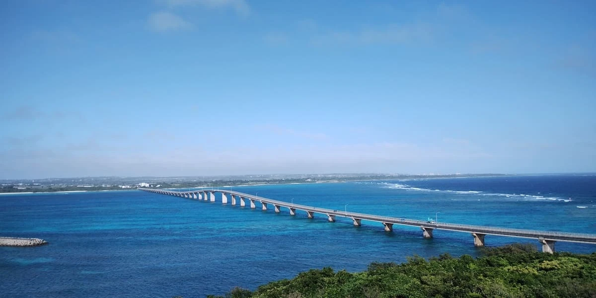 宮古島と来間島を結ぶ来間大橋と青い海